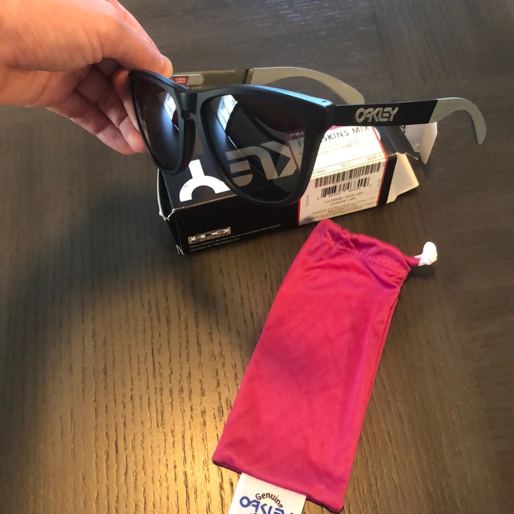 NWT Oakley sunglasses! - Picture 4 of 6